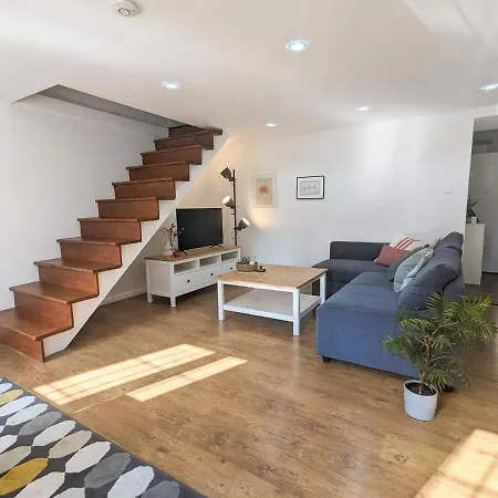 Stylish 2-bedroom In アパート